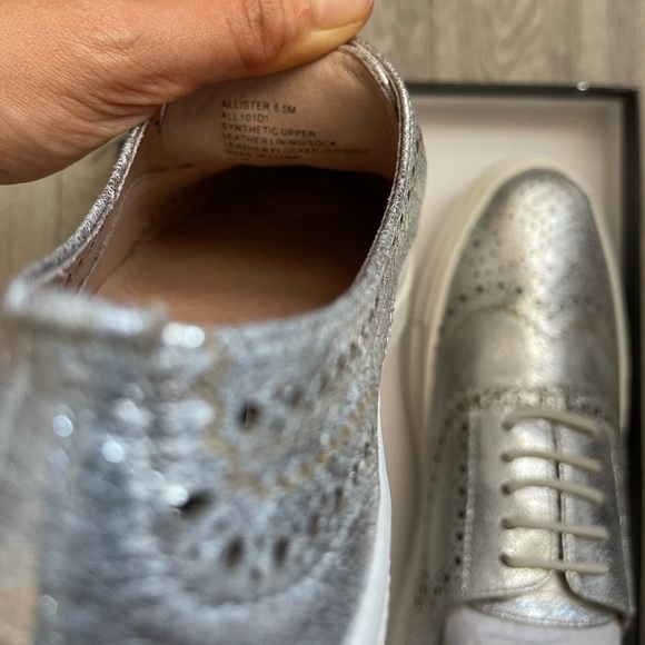 BNIB Silver Wingtip Steve Madden Shoes 5.5 - Picture 2 of 3